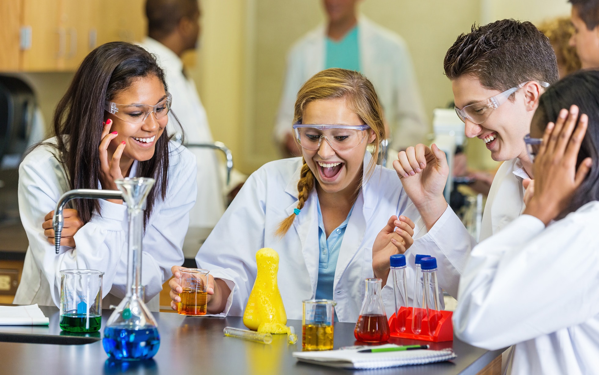 В биологии увлекаетесь. Студенты ученые. Студенты в лаборатории. Ученые в лаборатории. Студенты химики.